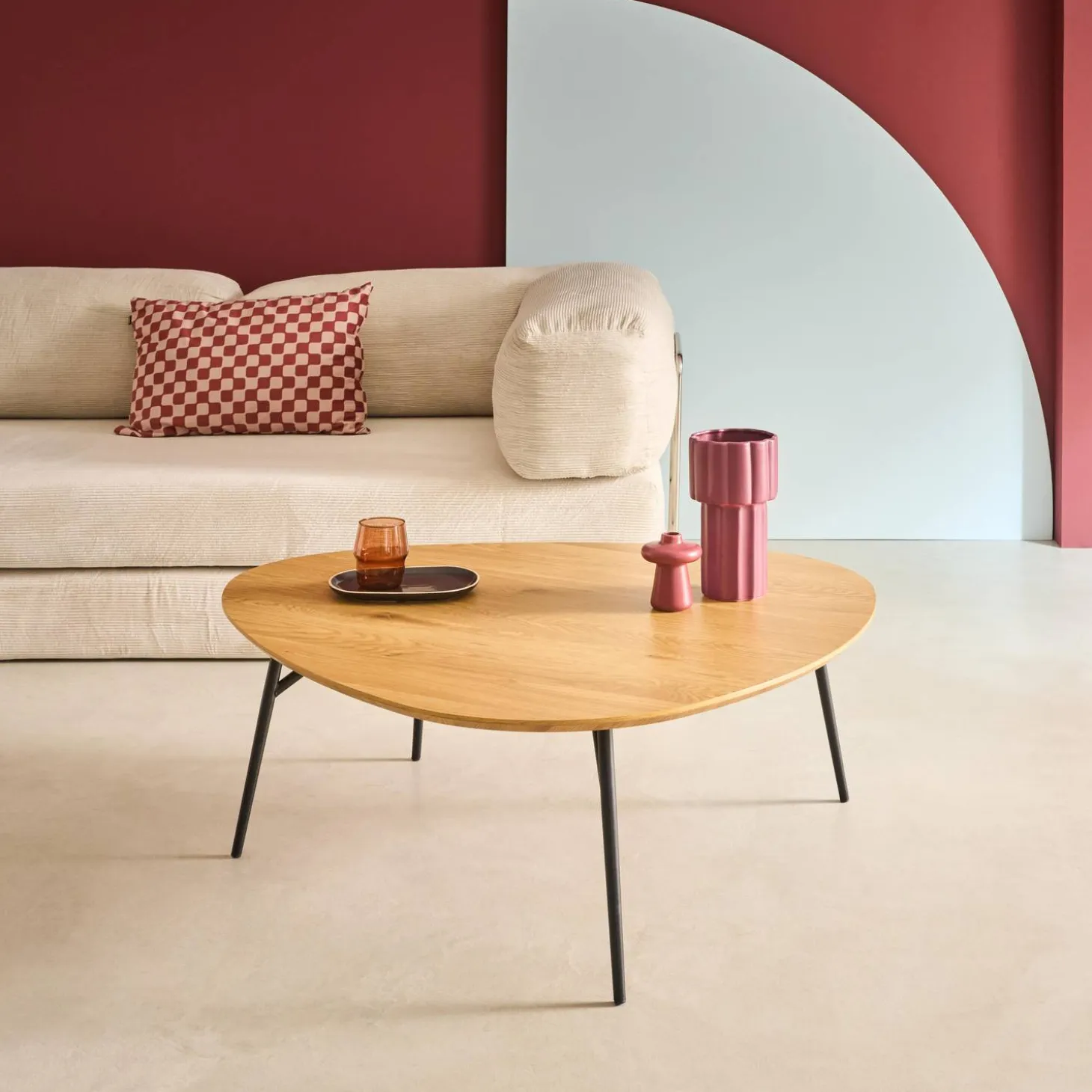 Mesa de centro triangular con patas de metal negras y efecto roble