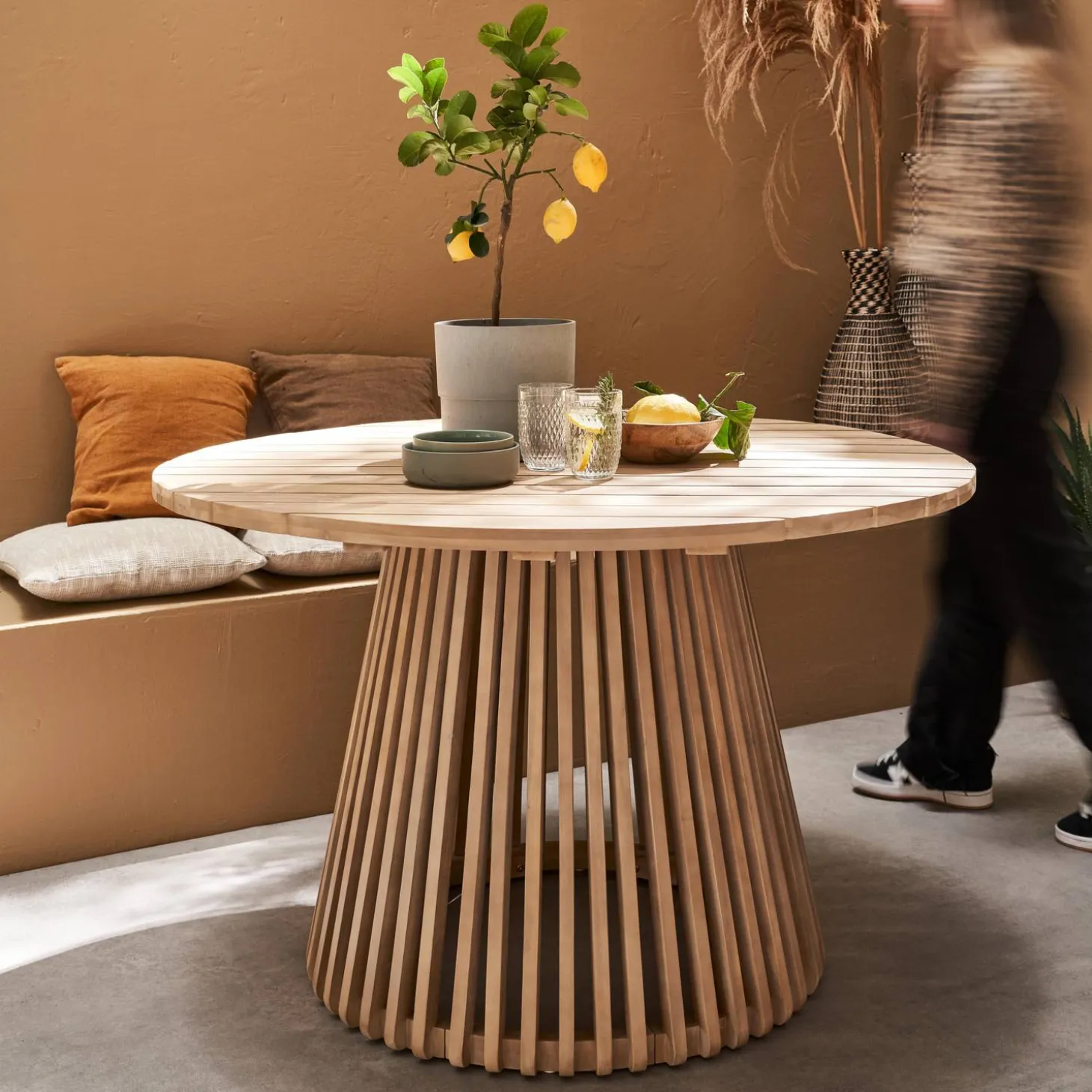 Mesa de comedor de madera interior/exterior de 4 plazas