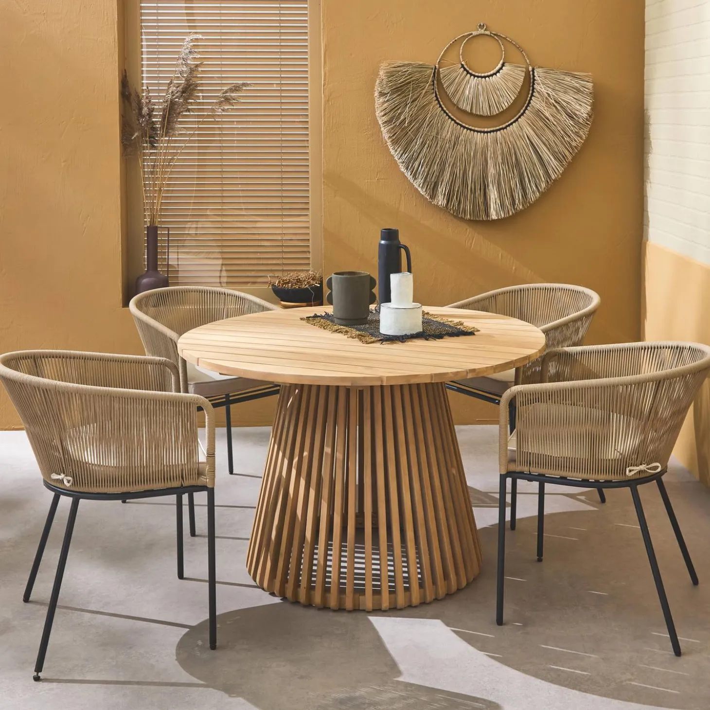 Mesa de comedor redonda de madera, interior/exterior + 4 sillones de cuerda y acero