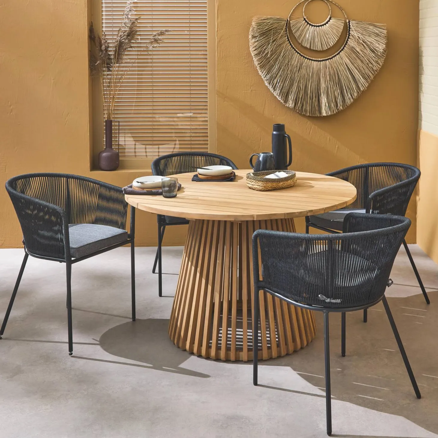 Mesa de comedor redonda de madera, interior/exterior + 4 sillones de cuerda y acero