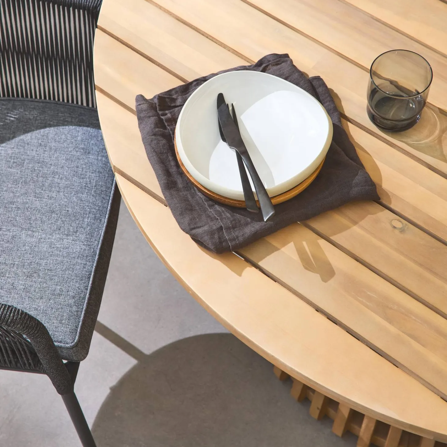 Mesa de comedor redonda de madera, interior/exterior + 4 sillones de cuerda y acero