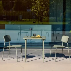 Mesa de jardín de metal con 2 sillas