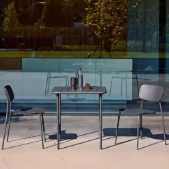 Mesa de jardín de metal con 2 sillas