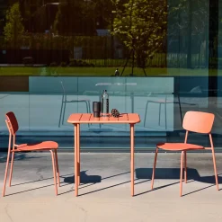Mesa de jardín de metal con 2 sillas