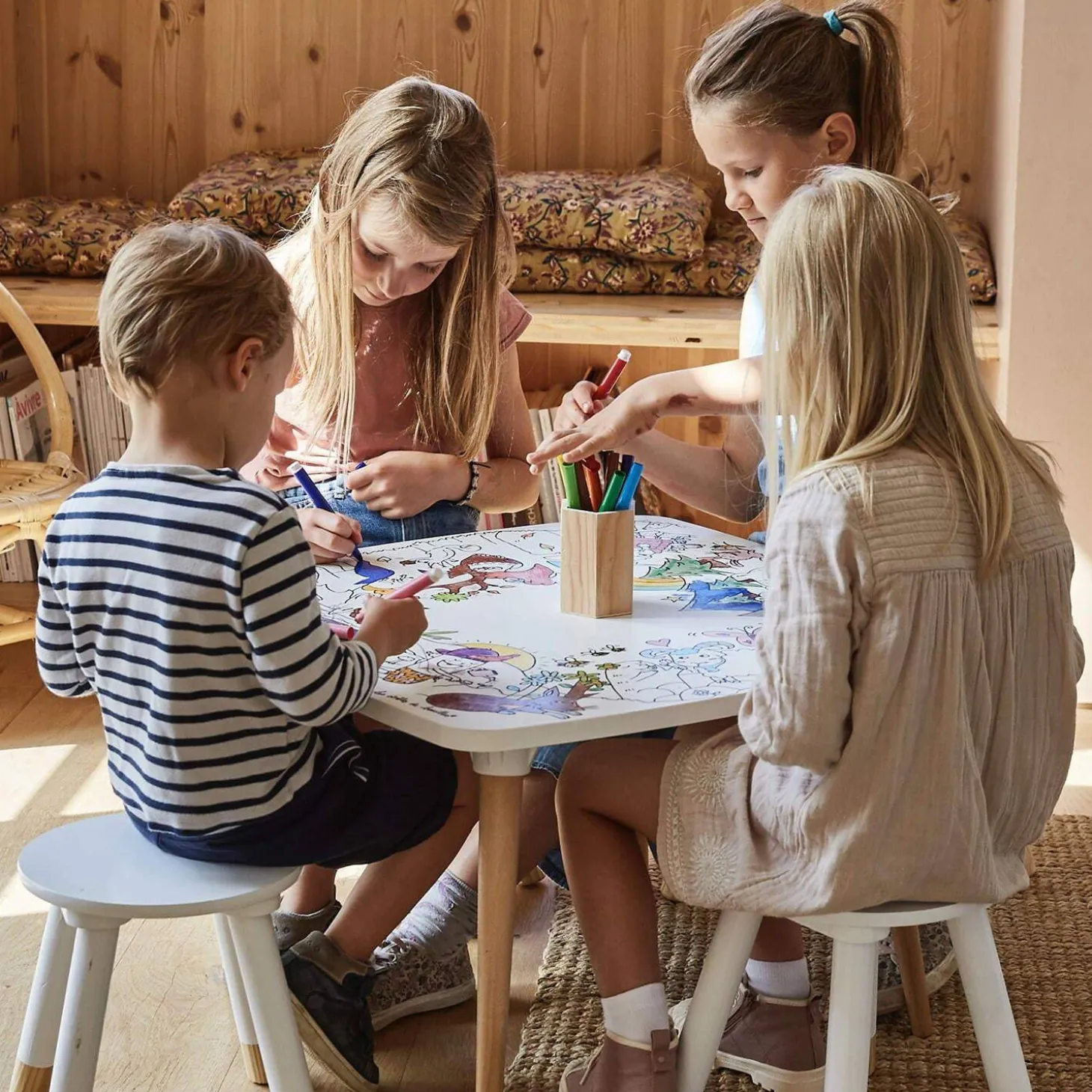 Mesa infantil para colorear