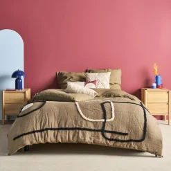 Mesita de noche con decoración de madera, 2 cajones