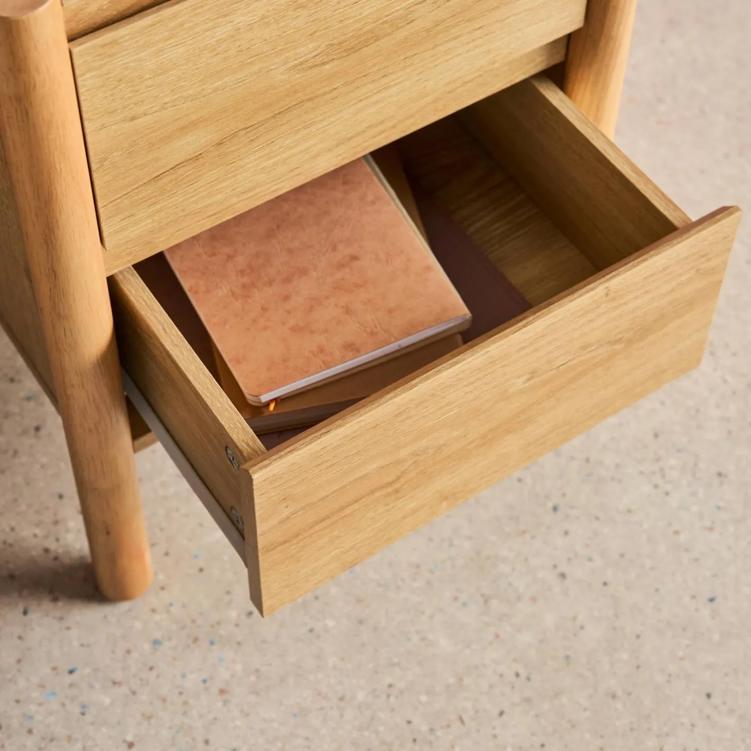 Mesita de noche con decoración de madera, 2 cajones