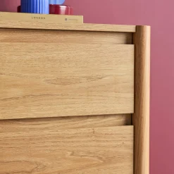 Mesita de noche con decoración de madera, 2 cajones