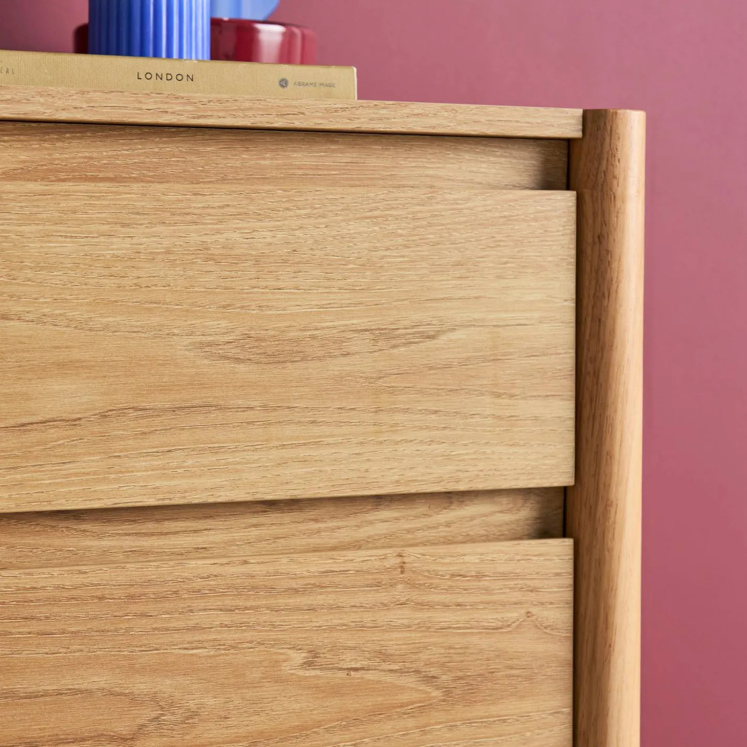 Mesita de noche con decoración de madera, 2 cajones