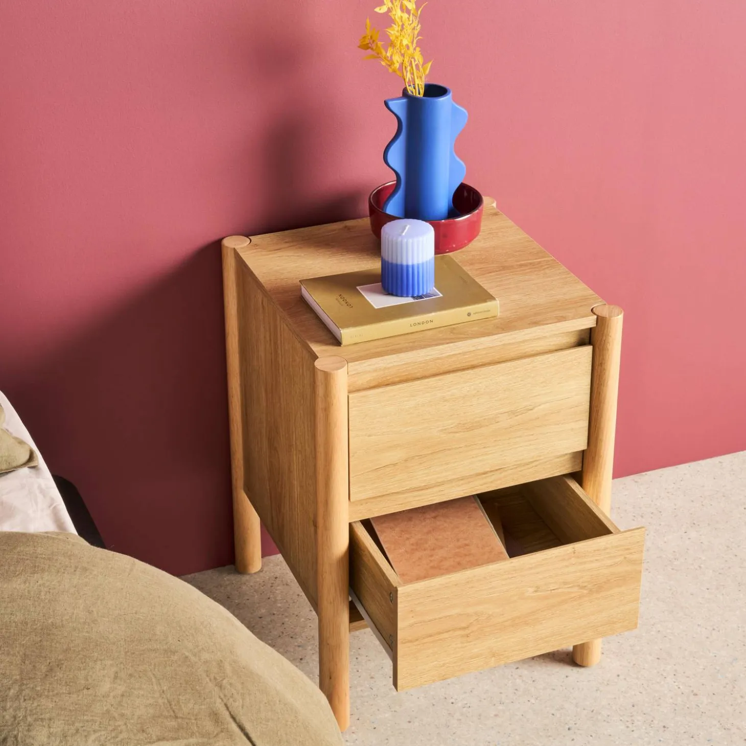 Mesita de noche con decoración de madera, 2 cajones