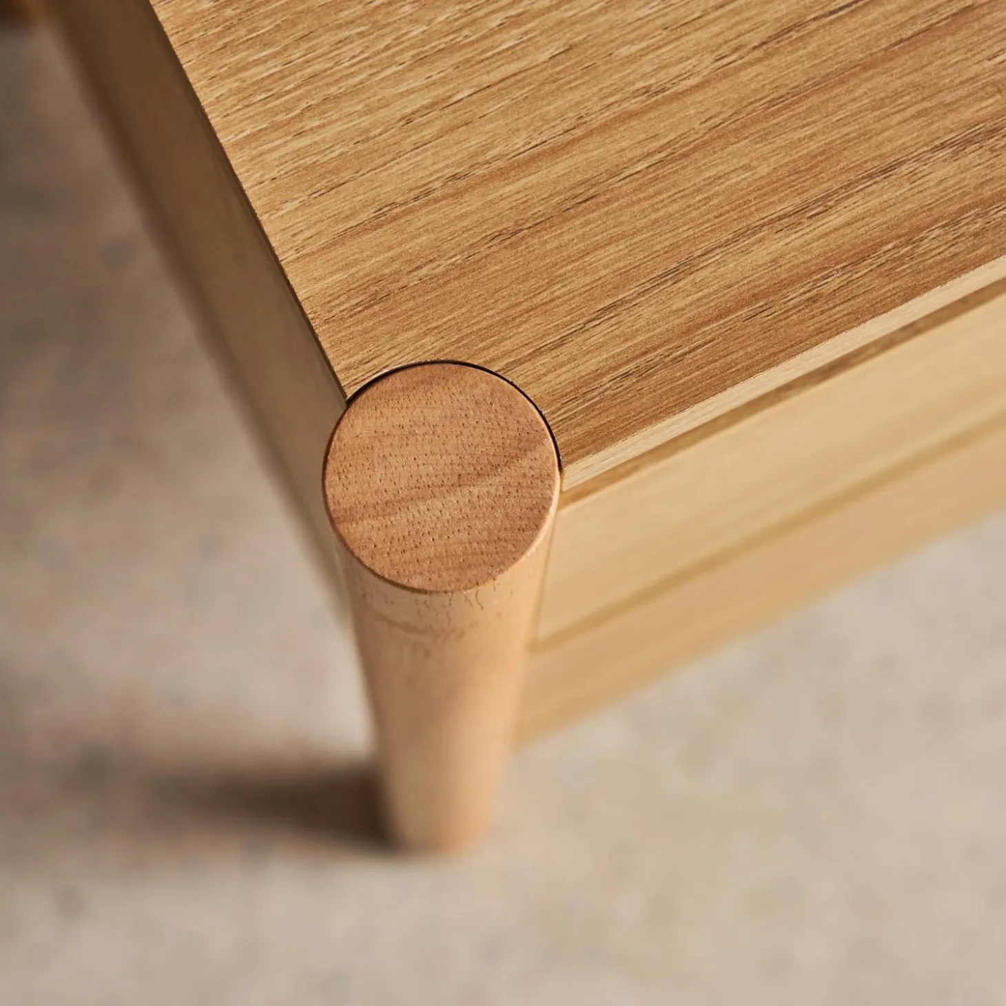 Mesita de noche con decoración de madera, 2 cajones