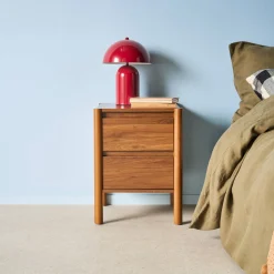 Mesita de noche con decoración de madera, 2 cajones