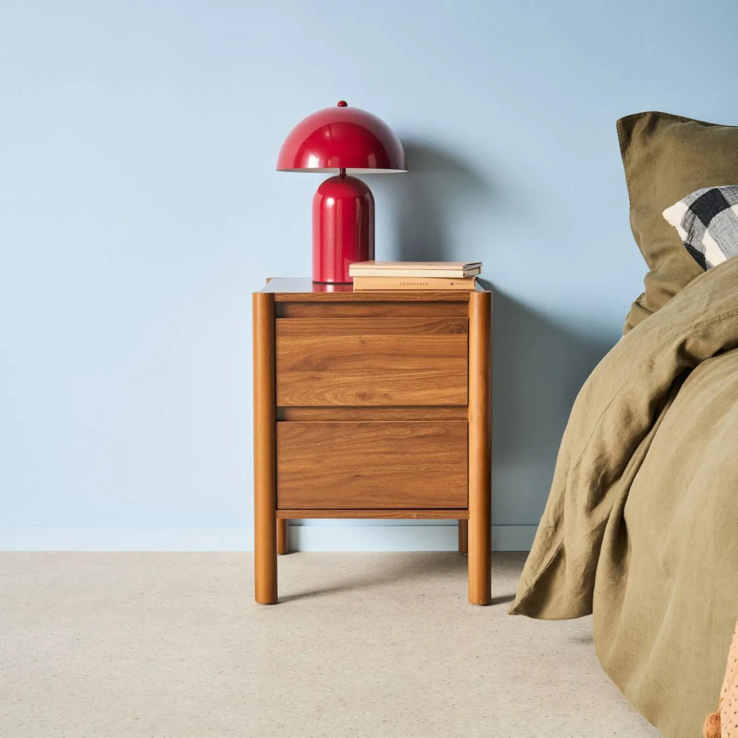 Mesita de noche con decoración de madera, 2 cajones