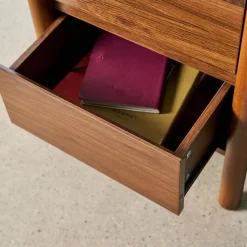 Mesita de noche con decoración de madera, 2 cajones