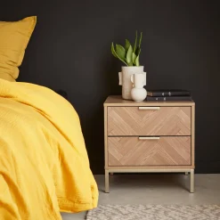 Mesita de noche de efecto madera con dibujo de espiga