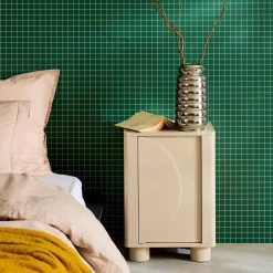 Mesita de noche efecto madera de mango con 1 puerta reversible