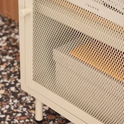 Mesita de noche industrial de metal con 1 puerta de rejilla