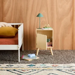Mesita de noche infantil con patas de madera de pino, 1 puerta