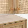 Mueble bajo lavabo decorado en madera y caña