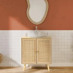 Mueble bajo lavabo decorado en madera y caña