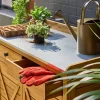 Mueble de almacenaje y jardinerìa de madera de abeto