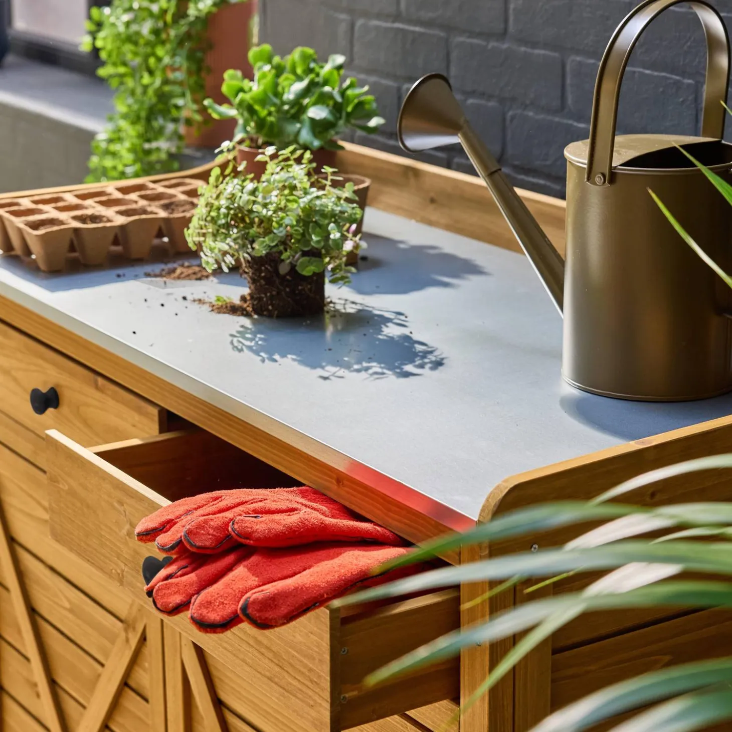 Mueble de almacenaje y jardinerìa de madera de abeto