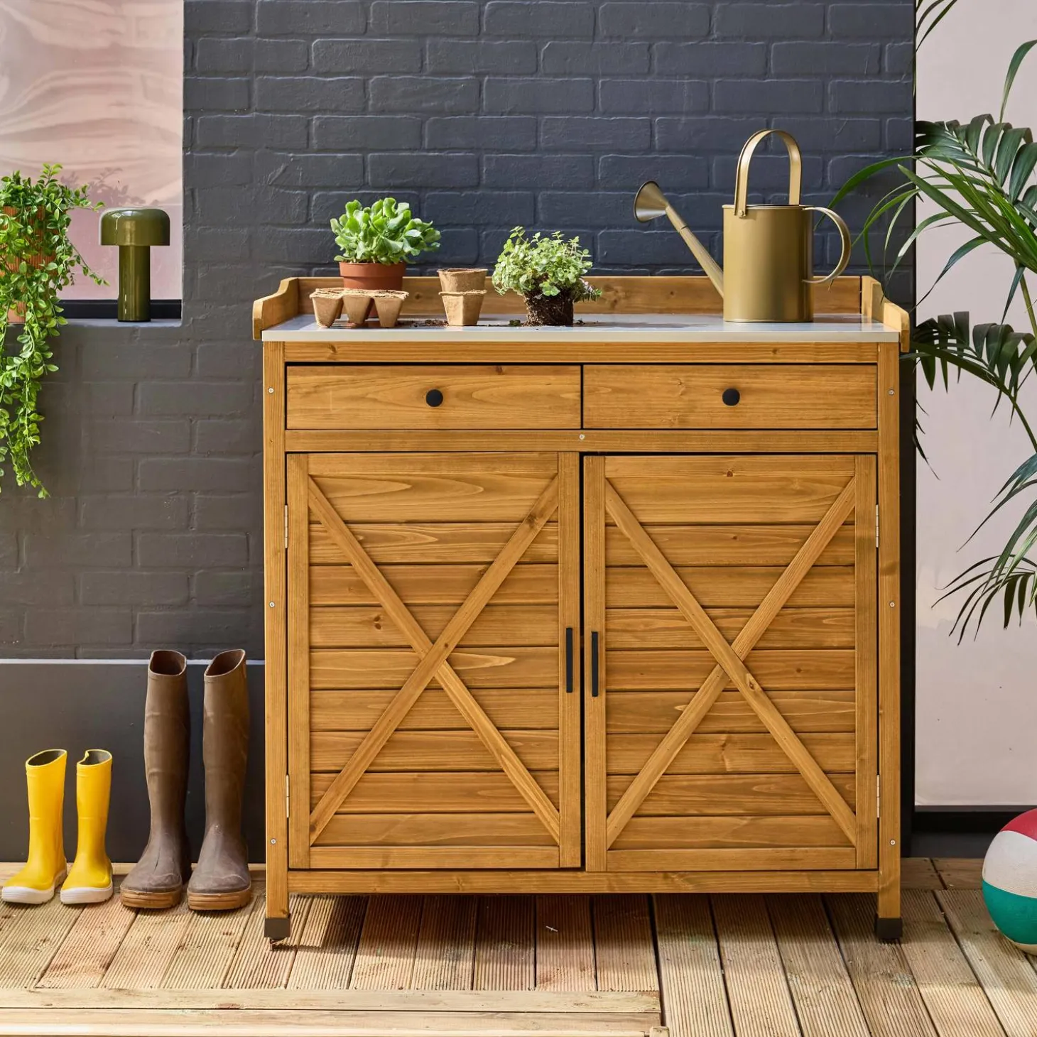 Mueble de almacenaje y jardinerìa de madera de abeto