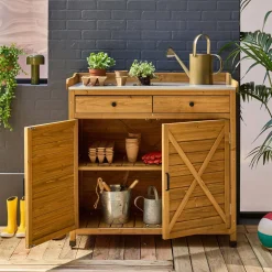 Mueble de almacenaje y jardinerìa de madera de abeto