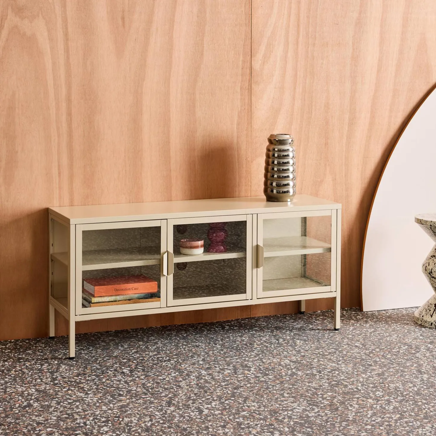 Mueble de TV industrial de metal y vidrio templado con 3 puertas, 120cm
