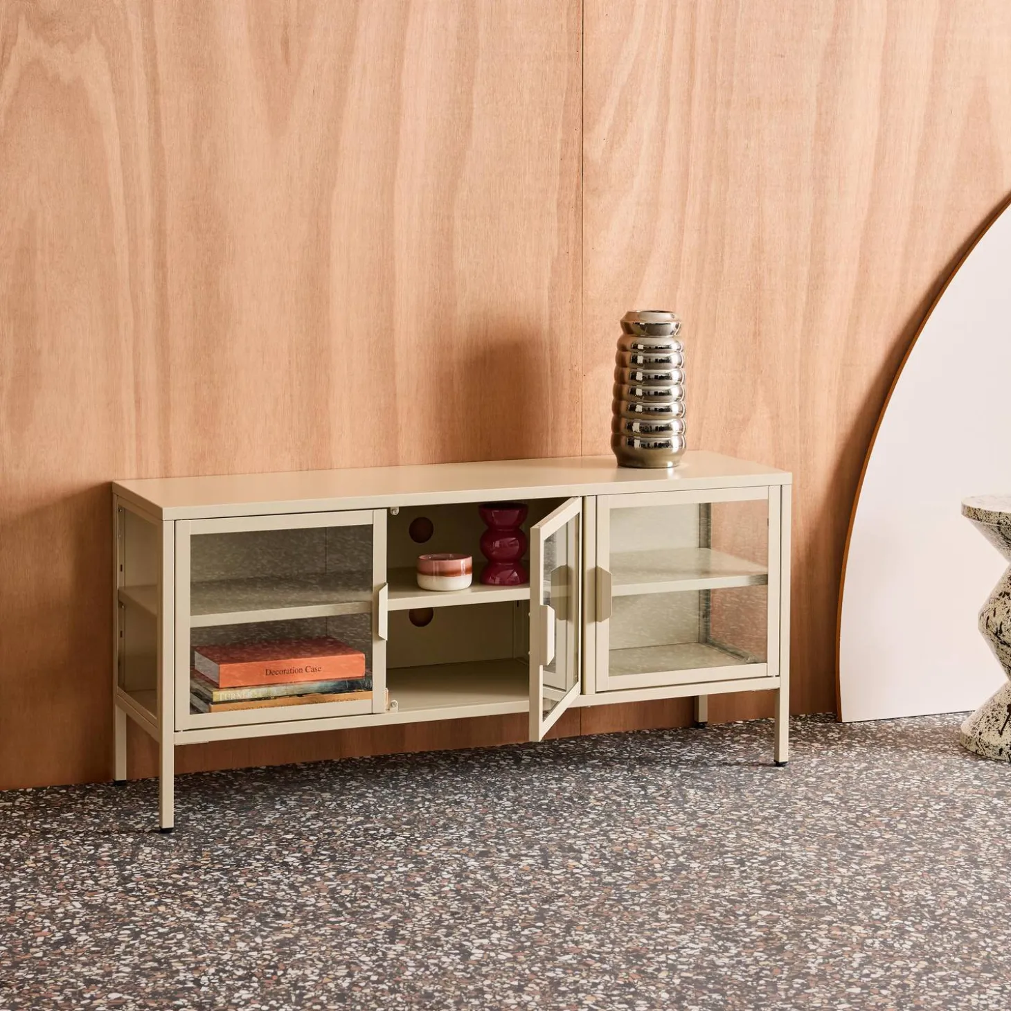 Mueble de TV industrial de metal y vidrio templado con 3 puertas, 120cm