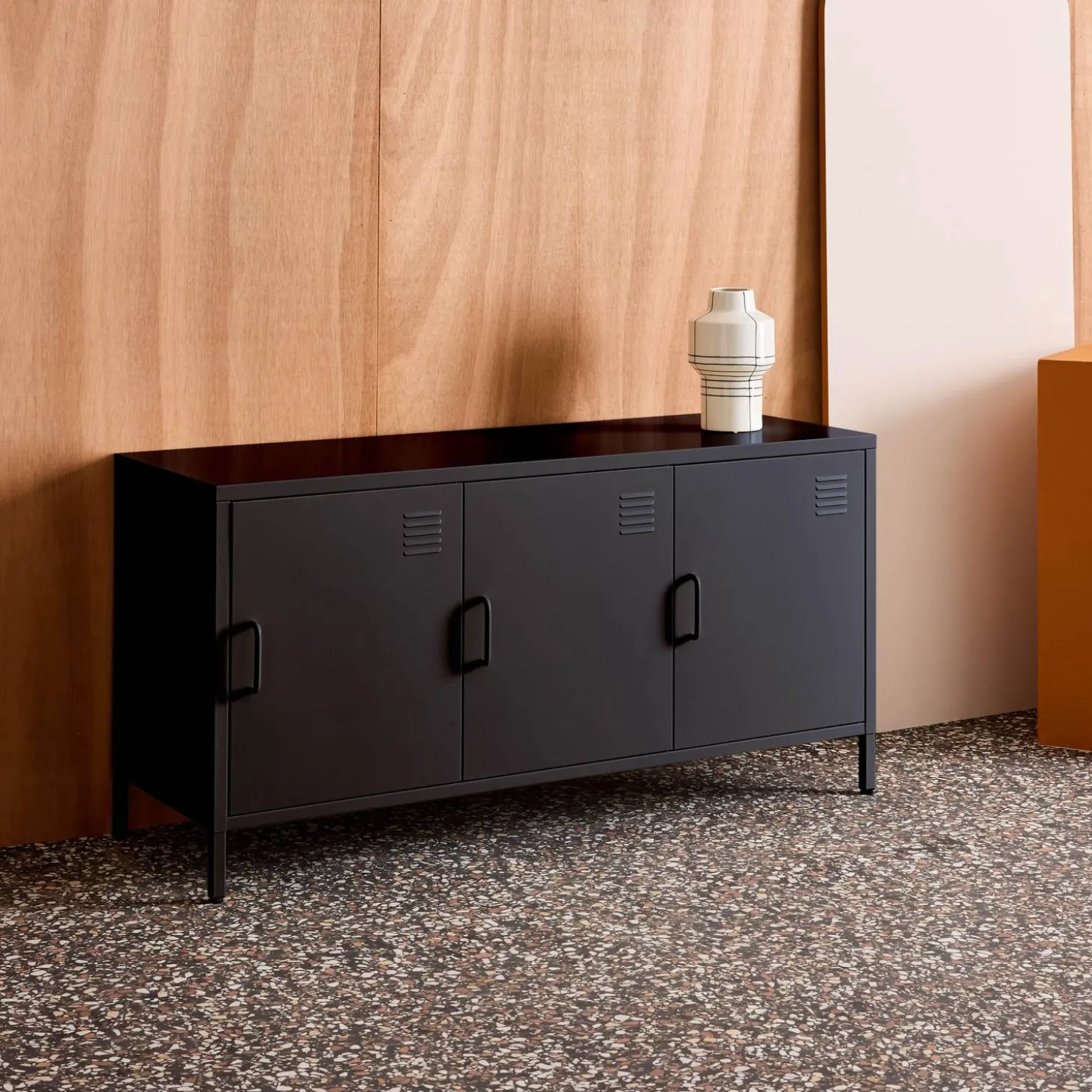 Mueble de TV industrial de metal con 3 puertas, 120cm