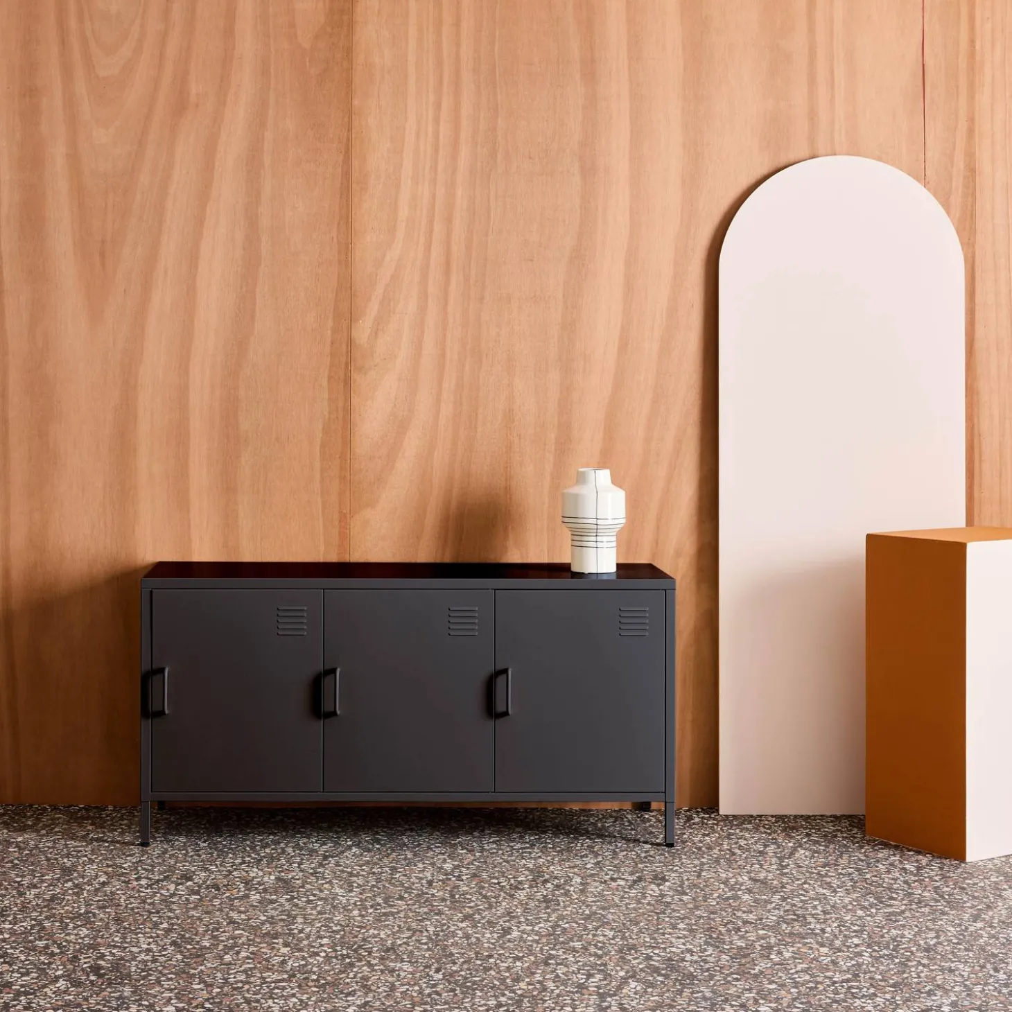 Mueble de TV industrial de metal con 3 puertas, 120cm