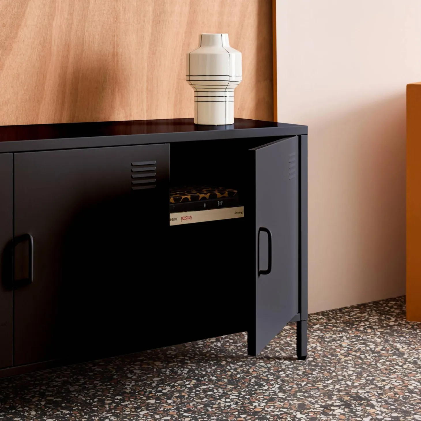 Mueble de TV industrial de metal con 3 puertas, 120cm