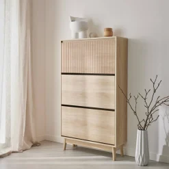 Mueble para zapatos de color nogal con 3 puertas