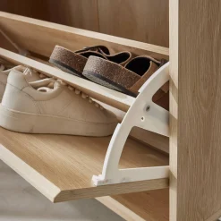 Mueble para zapatos de color nogal con 3 puertas