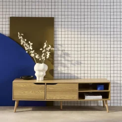 Mueble TV en acabado estilo nogal con 2 puertas, 160cm