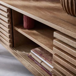 Mueble TV escandinavo 2 puertas con decoración madera acanalada, 120cm