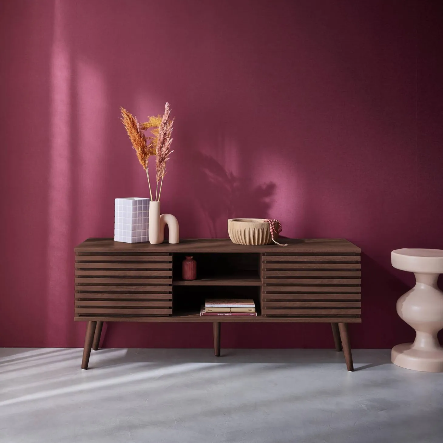 Mueble TV escandinavo 2 puertas con decoración madera acanalada, 120cm