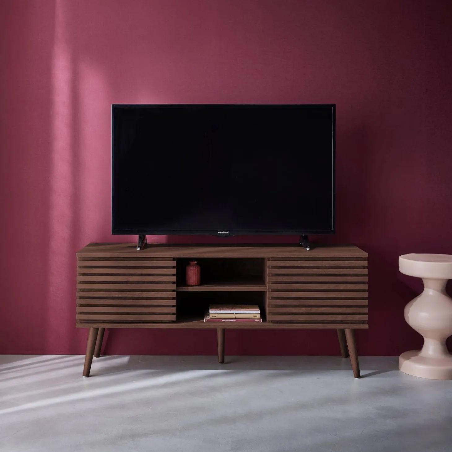 Mueble TV escandinavo 2 puertas con decoración madera acanalada, 120cm