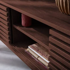 Mueble TV escandinavo 2 puertas con decoración madera acanalada, 120cm