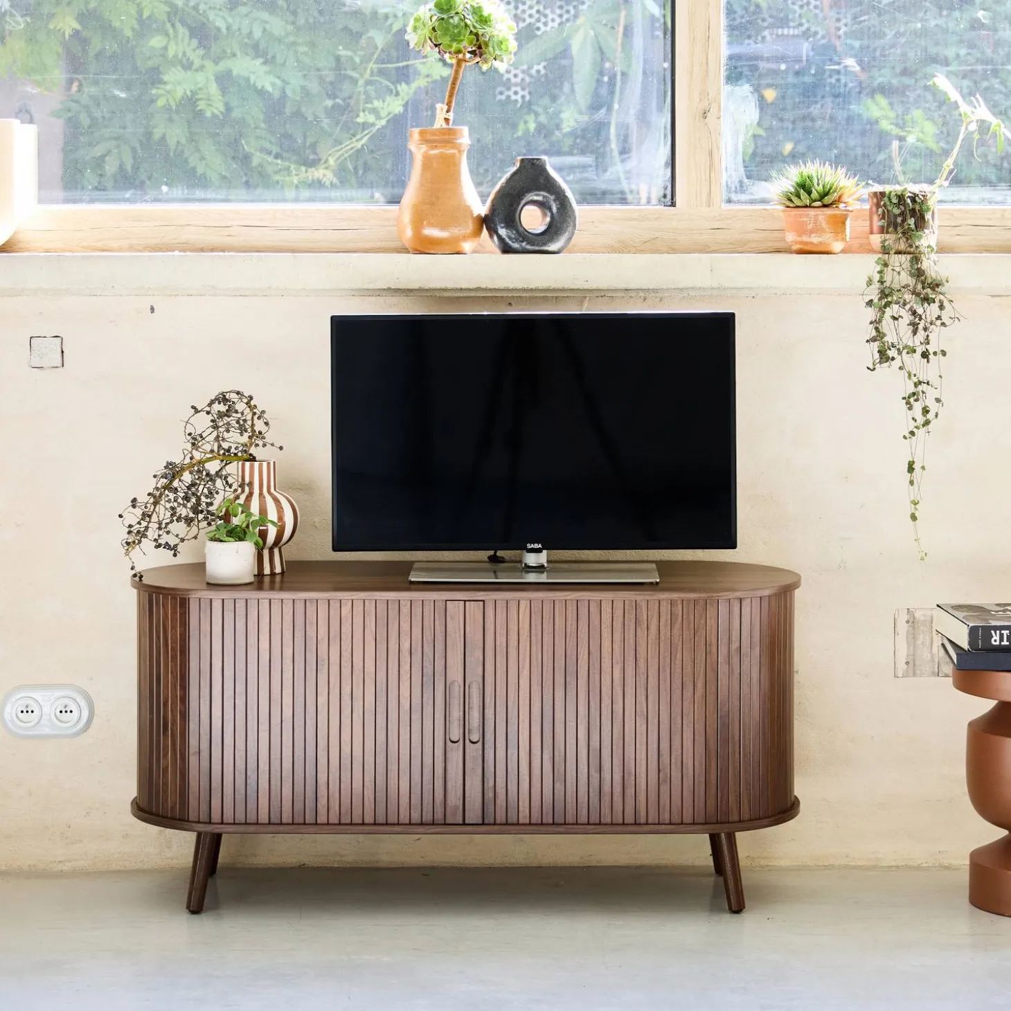 Mueble TV escandinavo con 2 puertas correderas acanaladas efecto madera, 120cm