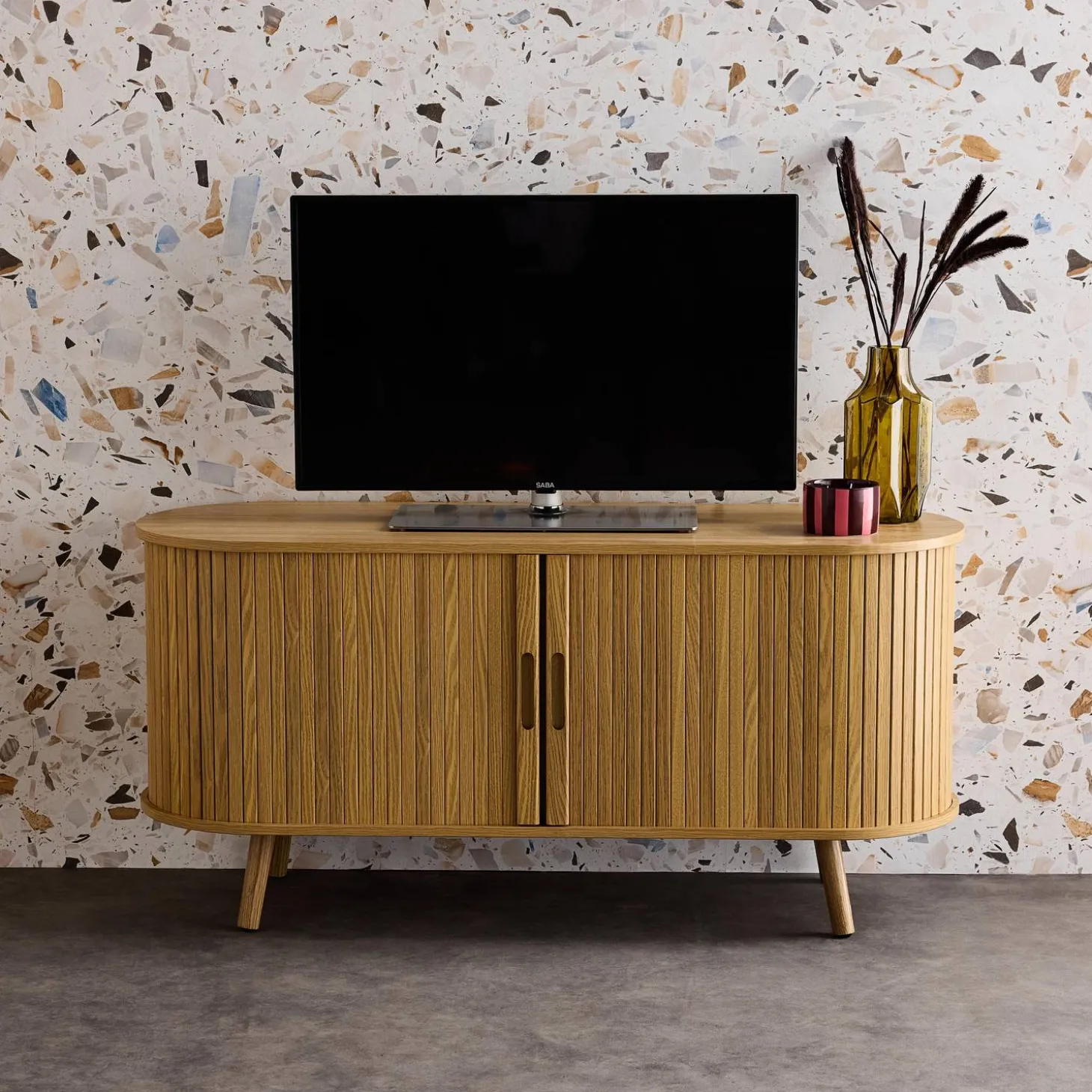Mueble TV escandinavo con 2 puertas correderas acanaladas efecto madera, 120cm