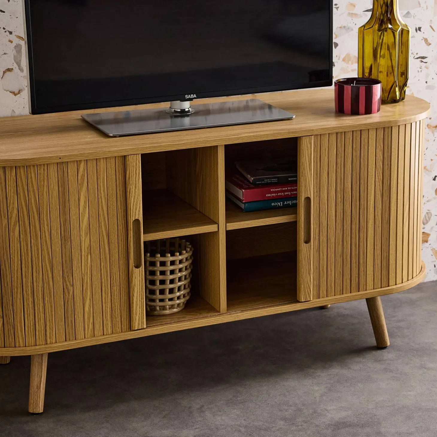 Mueble TV escandinavo con 2 puertas correderas acanaladas efecto madera, 120cm