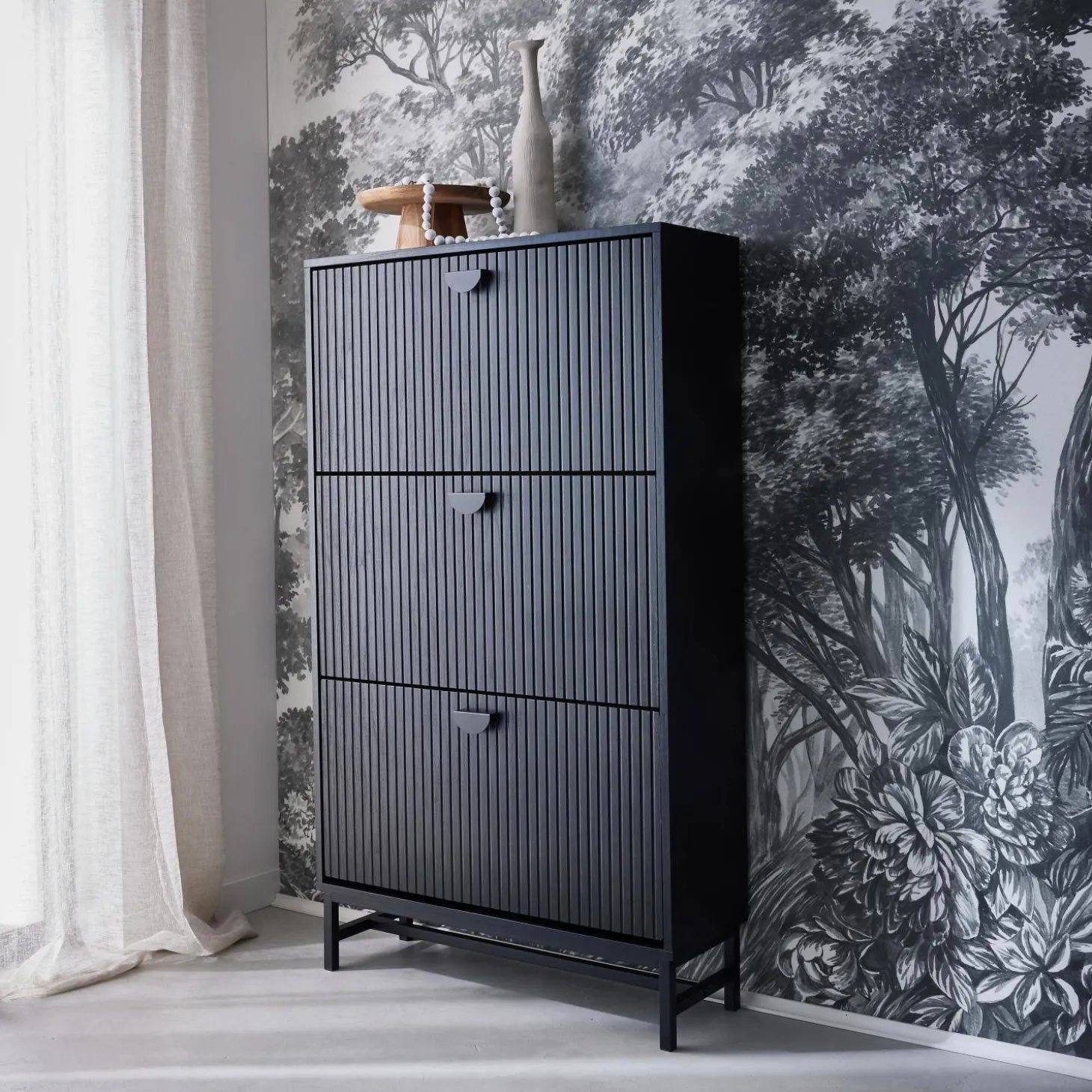 Mueble zapatero con 3 puertas acanaladas