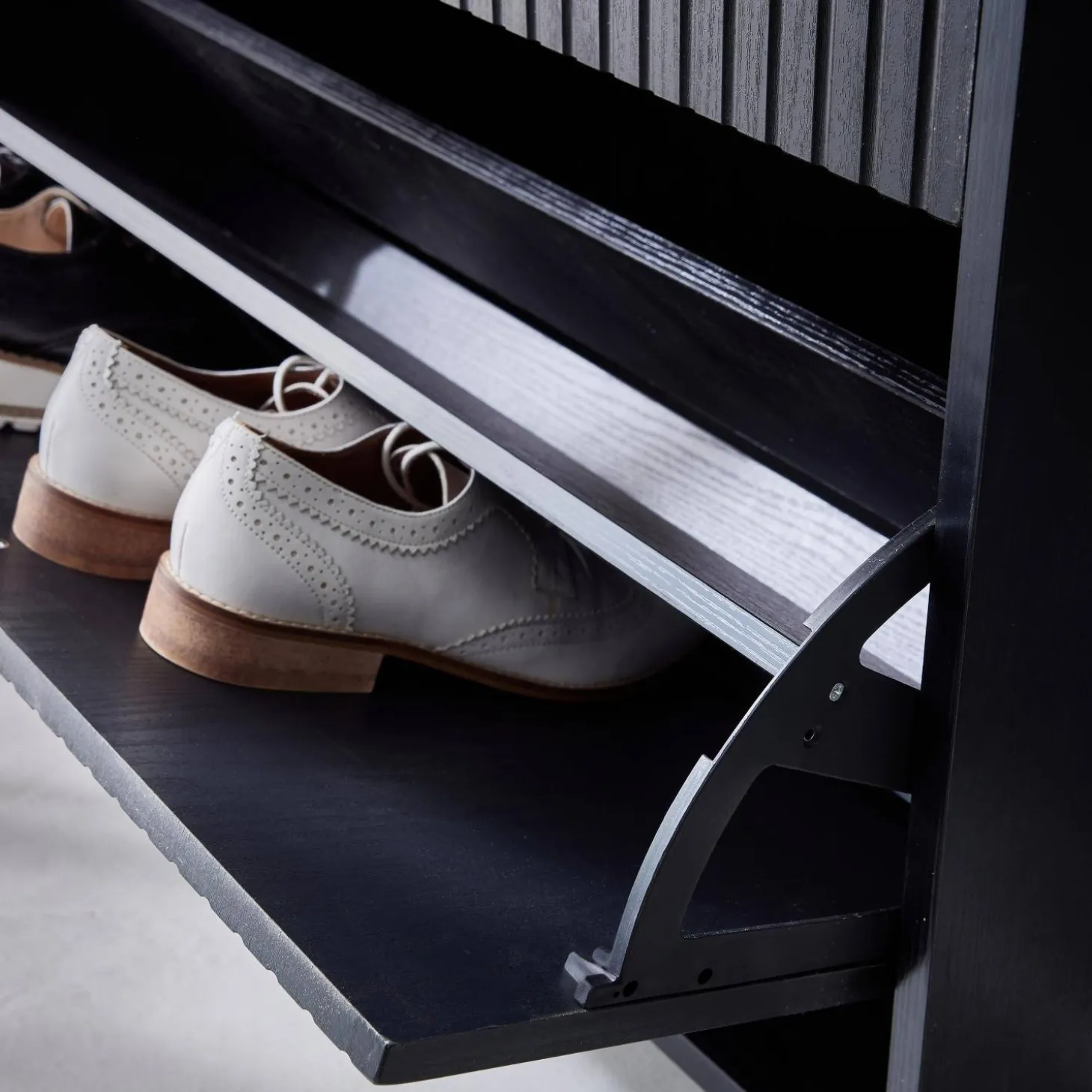 Mueble zapatero con 3 puertas acanaladas