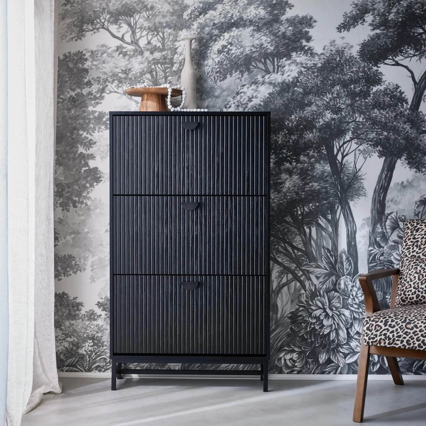 Mueble zapatero con 3 puertas acanaladas