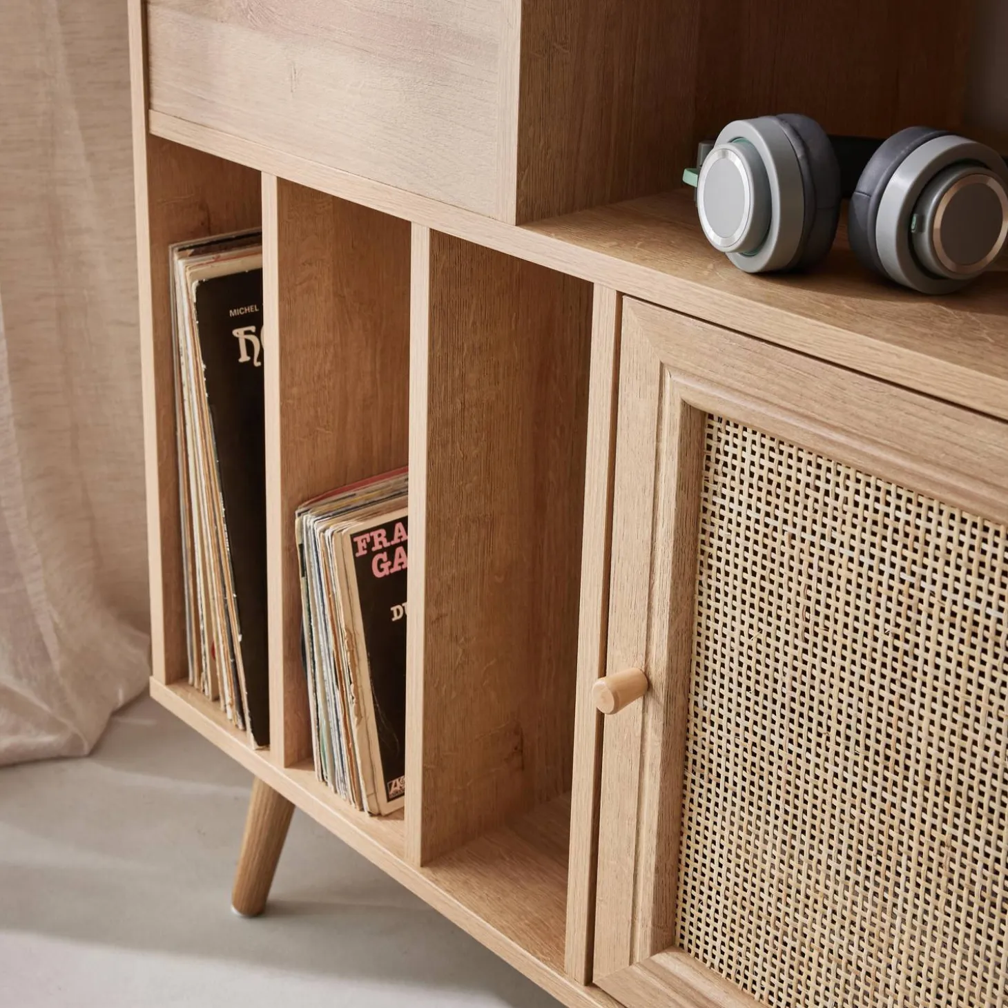Muebles de vinilo con decoración de caña y madera
