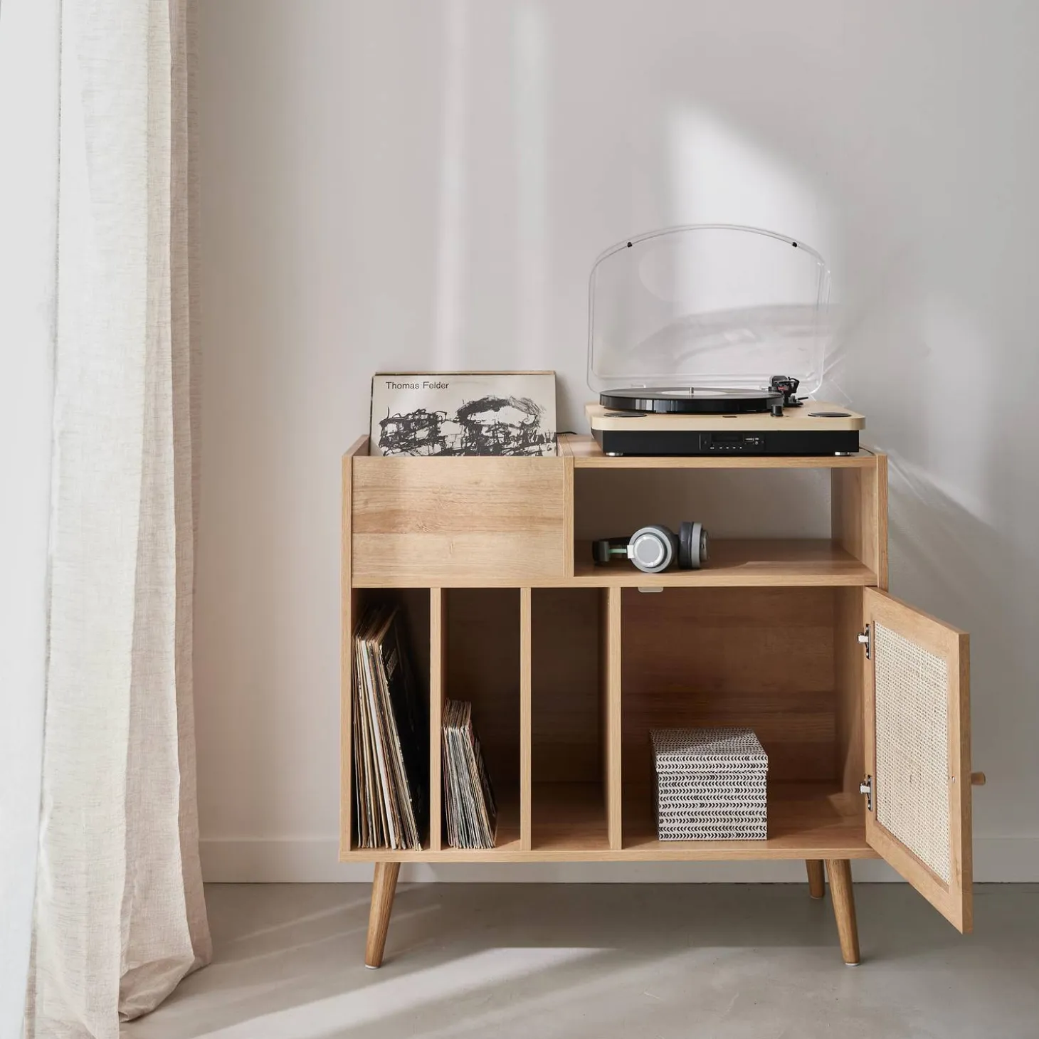Muebles de vinilo con decoración de caña y madera