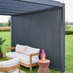 Pérgola bioclimática de aluminio 3x4m + 3 persianas verticales 1.3m