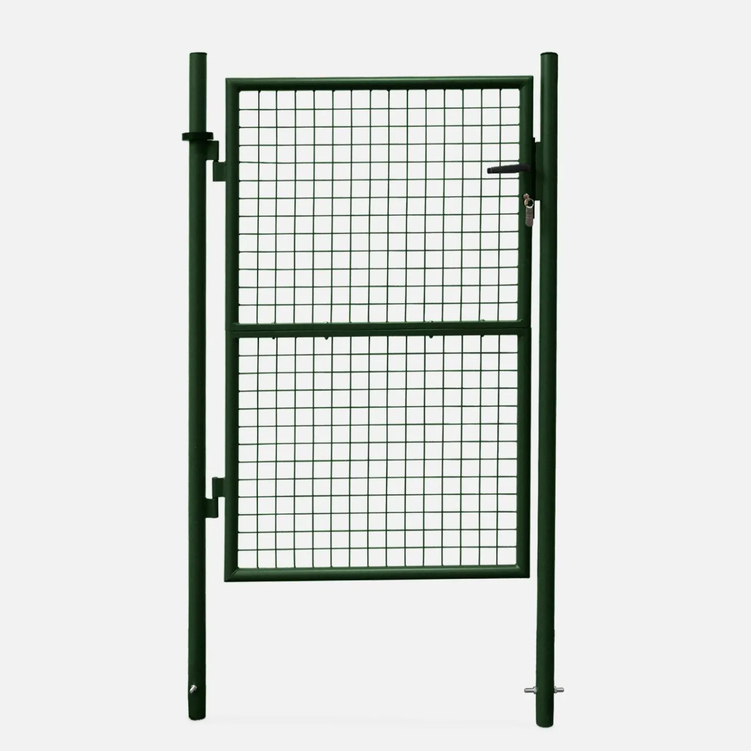 Puerta de jardín de metal con cerradura